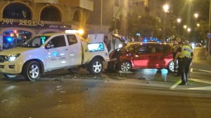 La grúa retira al turismo causante del accidente