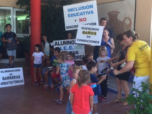 Padres y alumnos de Can Misses en una protesta realizada por la falta de profesorado para alumnos con necesidades.