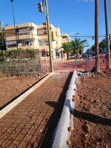 Obres que s'estan realitzant a la vorera que comunica  l'Avinguda de Sant Josep amb el carrer Font i Quer.