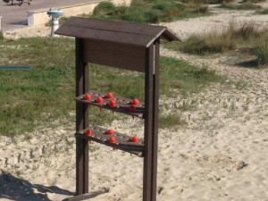 Imagen de los nuevos ceniceros distribuidos en las playas de Sant Antoni