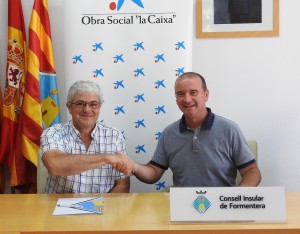 El president del Consell de Formentera, Jaume Ferrer, ha signat un conveni de col·laboració amb Josep Marí, director de l'oficina 00187 de CaixaBank a Sant Francesc Xavier, per desenvolupar el programa de Gent Gran.