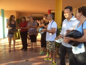 Padres y madres en la protesta que tuvo lugar en Can Misses este lunes por la falta de profesores para niños con necesidades especiales. 