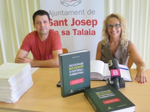 La regidora de Cultura, Helena Benlloch, i del fill de l’escriptor, Antoni Pesce.  