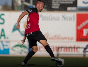 Un jugador del Formentera, en un partido de Liga. Foto: Fútbol Pitiuso