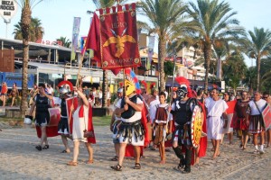 El ejército romano se dirige al campo de batalla en la playa de s'Arenal. Fotos: C. V. 