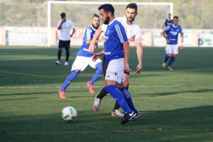 Juanfran controla el balón en el centro del campo.