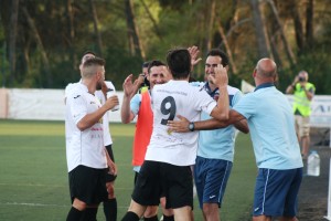 Juan Carlos Ortiz celebra el gol con el banquillo de la Peña. Foto: C. V.