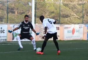 Carlos Hortal acabó desbaratando una clara ocasión de gol de Winde.