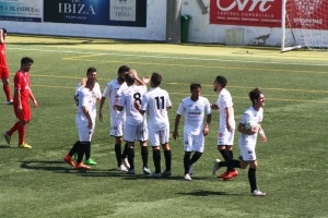 Los jugadores de la Peña celebran un gol