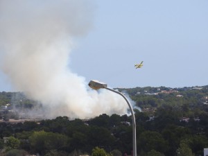 Uno de los aviones que actúa en el incendio. 