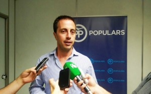 Llorenç Galmés, portavoz del PP balear, contesta a las preguntas de los medios de comunicación.