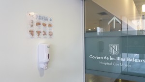 El nuevo hospital Can Misses cuenta con más de 300 puntos con solución hidroalcohólica para el lavado de manos dirigidos a usuarios y personal sanitario.