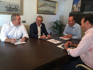 El presidente del Consell d'Eivissa, Vicent Torres, y el alcalde de Santa Eulària, Vicent Marí, durante la reunión de esta mañana.