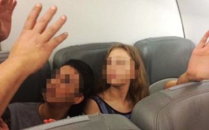 Una imagen de Facebook de dos de las jóvenes que causaron problemas en el vuelo entre Manchester e Ibiza.