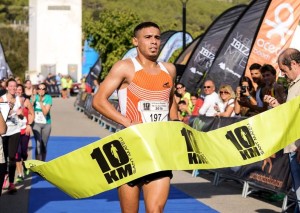 Anass Biuras se proclamó campeón de la novena edición de la Cursa Popular Pla de Sant Mateu. Fotos: Jon Izeta