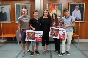 Els tres estudiants josepins que participaran a la World Robot Olympiad, David Ripoll (14), Pau Albiñana (14) i Maria Pilligua (139 amb Viviana de Sans.