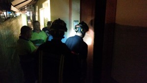 Bomberos y operarios de Aqualia intentando acceder a un edificio de Vara de Rey con fitraciones de agua. 