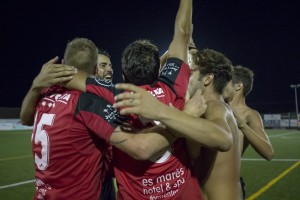 Jugadores del Formentera celebran un gol en un partido de esta temporada. Foto: Paco Natera (Fútbol Pitiuso)