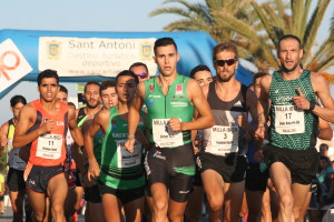 El vencedor dela prueba estrella masculina comanda el grupo en un tramo del circuito