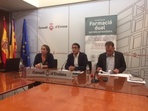 El conseller de Treball, Iago Negueruela, el director general d’Ocupació i Economia, Llorenç Pou, y la vicepresidenta primera del Consell d’Eivissa, Viviana de Sans, en rueda de prensa. 