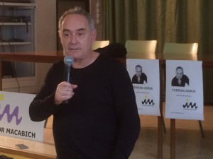 Ferran Adrià durante la conferencia en el instituto Isidor Macabich. 