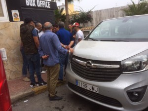 Los marroquíes comentan la situación en la calle, durante los registros.