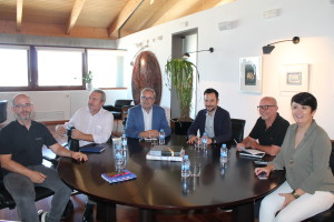 Imagen de la reunión entre los representantes de Vila y el Consell, en Can Botino.