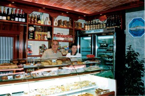 Interior de la desapareguda pastisseria Los Andenes amb els seus propietaris, Ricardo i Maria del Carmen, darrere del mostrador