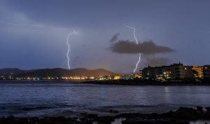 La tormenta eléctrica que tuvo lugar esta noche en las Pitiusas. Fotos: Jorge Páez Martínez