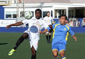 Winde ataca el balón en presencia de un jugador del Ciutadella en un lance del partido. Fotos: menorcaaldia.com