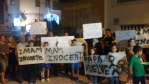 Imagen de la protesta que tuvo lugar este miércoles en la mezquita de Sant Antoni. 