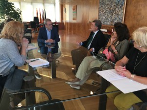 Reunión del presidente del Consell, Vicent Torres, con los representantes de la Asociación Española Contra el Cáncer (AECC).