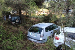 Los coches de las personas que tuvieron que ser rescatadas ayer en Santa Eulària. 