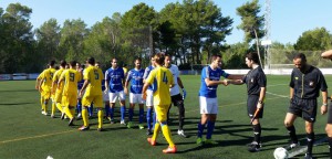 Saludo entre ambos equipos poco antes del comienzo del partido