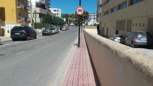 Una de las aceras de SAnt Antonio donde es imposible pasar con un carro de bebé o una silla de ruedas.