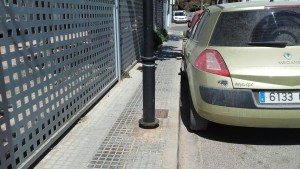 Una de las aceras de SAnt Antonio donde es imposible pasar con un carro de bebé o una silla de ruedas.