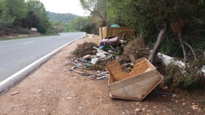 Acumulació de residus a Can Lluqui, a Portinatx.