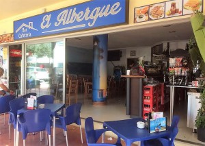 Imagen de la terraza y fachada del bar El Albergue en Platja d'en Bossa