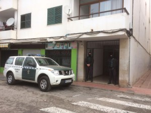 La Guardia Civil continúa los registros en varios domicilios de Sant Antoni. 