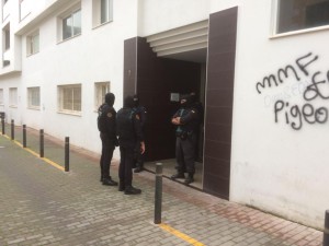 La Guardia Civil continúa los registros en varios domicilios de Sant Antoni. 