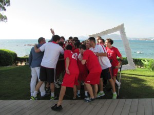 Los jugadores del Handbol Santa Eulària, en los jardines del hotel