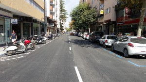 Imagen de la renovada avenida Ignasi Wallis, con aparcamientos a los dos lados de la vía.