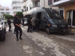 El auxiliar del iman, J.R., dutante su traslado al furgón de la Guardia Civil. 