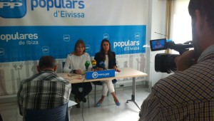 Virginia Marí y María Fajarnés, en rueda de prensa. 