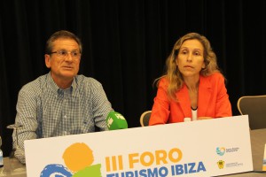 Antonio Guasch, president de Santa Eulària Empresarial, i Carmen Ferrer, regidora de Turisme,