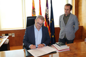 El presidente del Consell d'Eivissa y el conseller Miquel Vericad firmando la convocatoria a la ruenión.