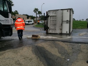 Imagen del camión volcado en medio de la rotonda. 