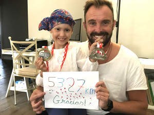 Carlos Ramón junto a la pequeña Lucía, la niña sevillana que lucha contra el cáncer.