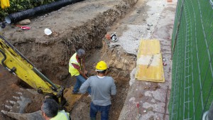 Al parecer, el muro está en este extremo de la zanja realizada en las obras de la calle Avicena. Foto: V.R.