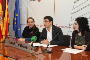 El conseller de Treball, Iago Negueruela presenta los resultados de la campaña en Ibiza. 